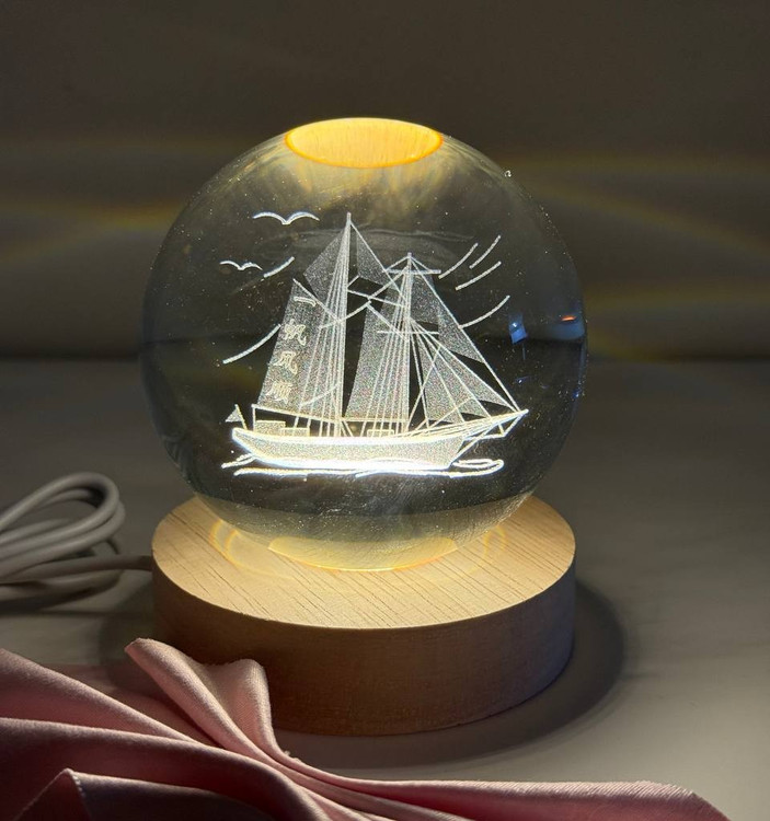 گوی کریستالی قطر 8 سانتی متر مدل کشتی