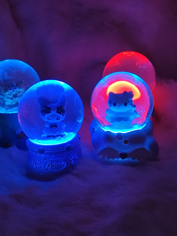 گوی کریستالی کوچک دونه برف دار رنگی مناسب هدیه و کادو ولنتاین و..