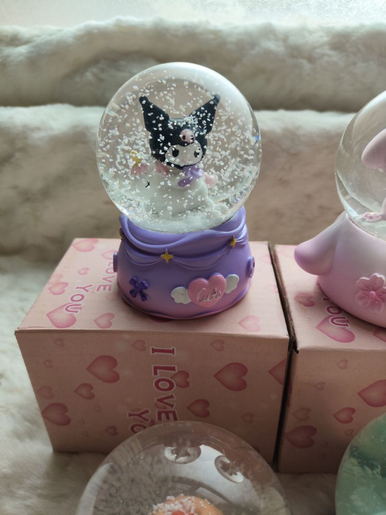 گوی شیشهای چراغدار سایز متوسط - نمای نزدیک