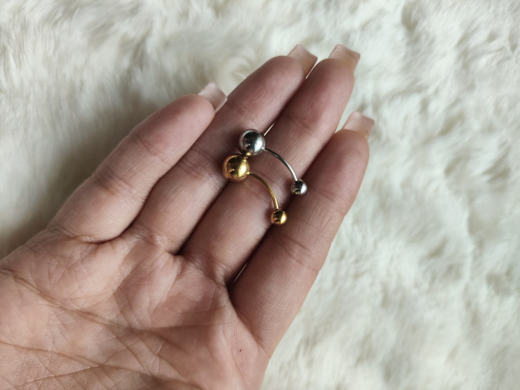 پرسینگ ناف کلاسیک طلایی - نمای نزدیک