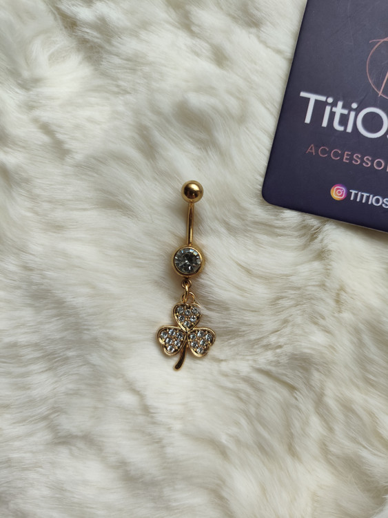 پرسینگ ناف طلایی طرح شبدر - نمای جانبی