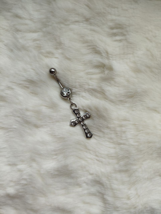 پرسینگ ناف استیل صلیب - نمای نزدیک و جزئیات