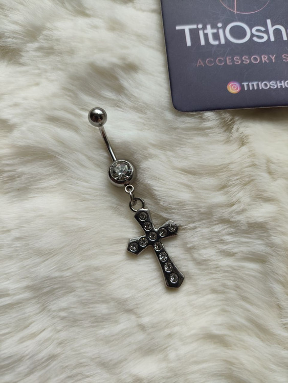 پرسینگ ناف آویزدار طرح صلیب - نمای جانبی