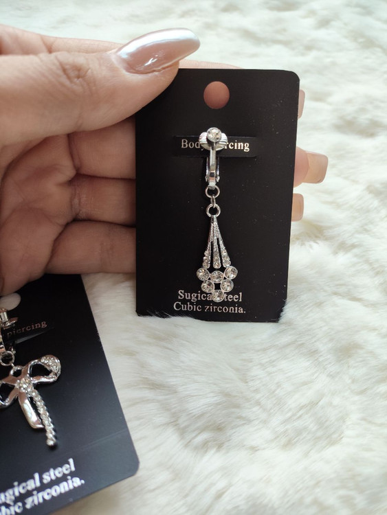 پرسینگ ناف گیره ای استیل - نمای نزدیک و جزئیات